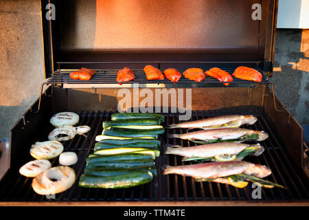 Fisch und Gemüse, gegrilltes Stockfoto