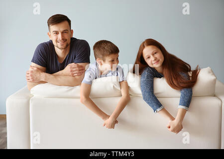 Vater, Tochter und Sohn auf dem Sofa Stockfoto