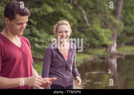 Freunde genießen überspringen Felsen am Bergsee im Osten Kanada Stockfoto