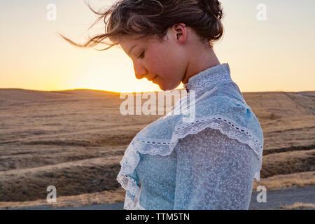 Seitenansicht des junge Frau bei Sonnenuntergang Stockfoto