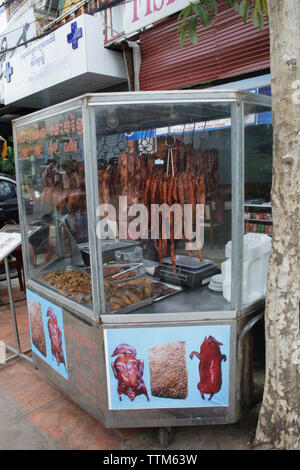 Siem Reap, Kambodscha - April 30,2013: Nicht identifizierte Frau Fleisch verkaufenden Produkte auf traditionellen asiatischen Food Markt in Siem Reap. Stockfoto