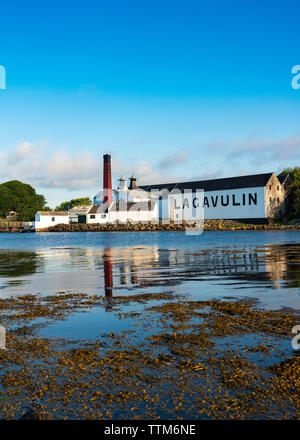 Ansicht der Lagavulin Distillery auf der Insel Islay im Inneren Hebriden von Schottland, Großbritannien Stockfoto