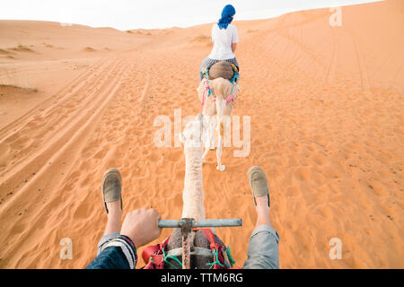 Freunde reiten auf Kamelen bei Merzouga Wüste Stockfoto