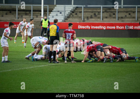 Scrum Hälfte, Charlie Chapman wartet als Gloucester pack nehmen die Belastung gegen Exeter Chiefs 2 Kader Kingsholm Stadion, Gloucester, Großbritannien Stockfoto