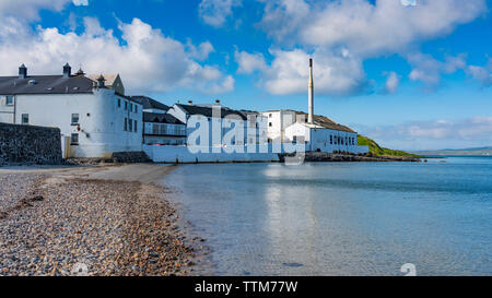 Ansicht der Bowmore Distillery auf der Insel Islay im Inneren Hebriden von Schottland, Großbritannien Stockfoto