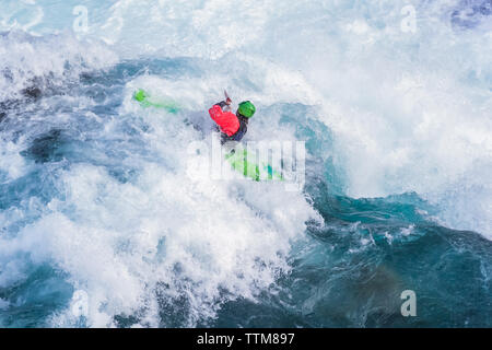 Kayaker absteigend den Futaleufu River, einen Fluss in Patagonien der Klasse 5 Stockfoto