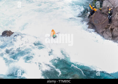 Kajakfahrer absteigend den Futaleufu River, einen Fluss in Patagonien der Klasse 5 Stockfoto