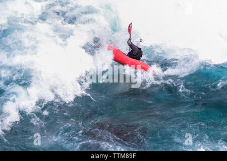 Kayaker absteigend den Futaleufu River, einen Fluss in Patagonien der Klasse 5 Stockfoto