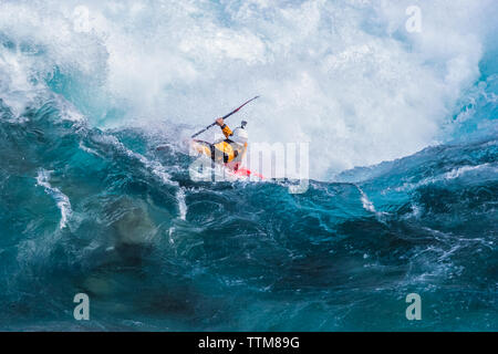 Kayaker absteigend den Futaleufu River, einen Fluss in Patagonien der Klasse 5 Stockfoto