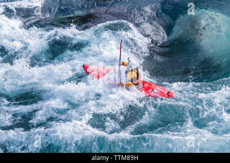 Kayaker absteigend den Futaleufu River, einen Fluss in Patagonien der Klasse 5 Stockfoto