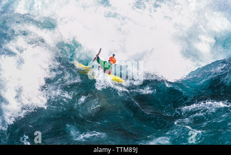 Kayaker absteigend den Futaleufu River, einen Fluss in Patagonien der Klasse 5 Stockfoto