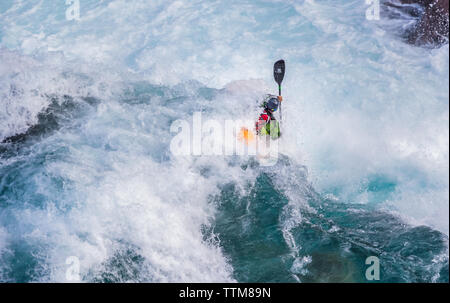 Kayaker absteigend den Futaleufu River, einen Fluss in Patagonien der Klasse 5 Stockfoto