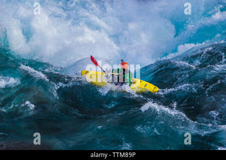 Kayaker absteigend den Futaleufu River, einen Fluss in Patagonien der Klasse 5 Stockfoto