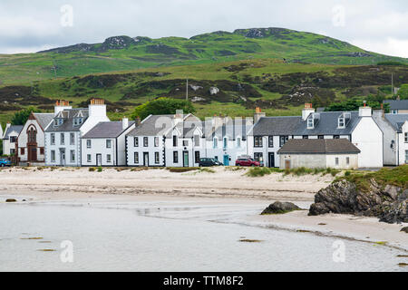 Blick auf die weiß getünchten Häuser in Port Ellen auf Islay in der Inneren Hebriden, Schottland, Großbritannien Stockfoto
