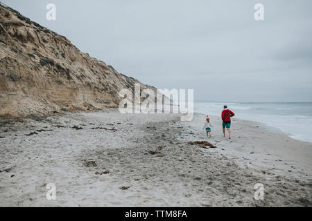 Rückansicht von Vater und Tochter, die auf dem Wanderweg in Gibraltar