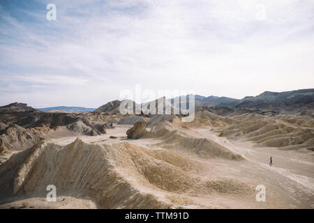 Mitte der Abstand der Wanderer inmitten der Wüste gegen bewölkter Himmel am Death Valley National Park Stockfoto