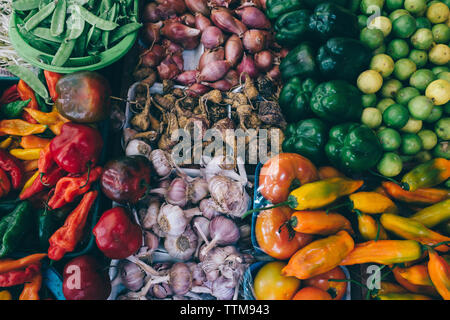 Ansicht von oben von Gemüse zum Verkauf an Marktstand Stockfoto