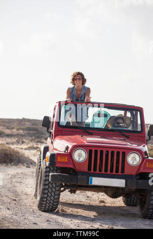 Zwei Mädchen auf Cabrio 4x4 Auto, stehend auf die Sitze Stockfoto