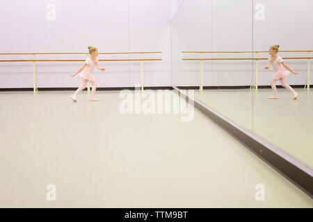 Üben Mädchen Ballett vor Spiegel an Ballett studio Stockfoto