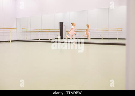 Gerne Ballett Tänzerin tanzen vor dem Spiegel an Dance Studio Stockfoto