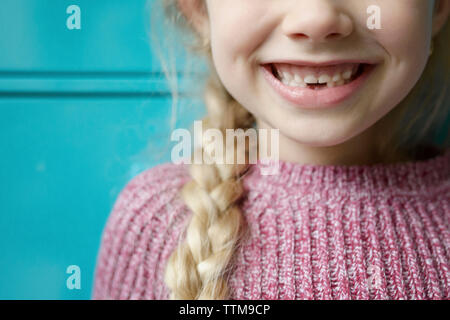 In der Nähe von Mädchen zeigt fehlende Zähne Stockfoto