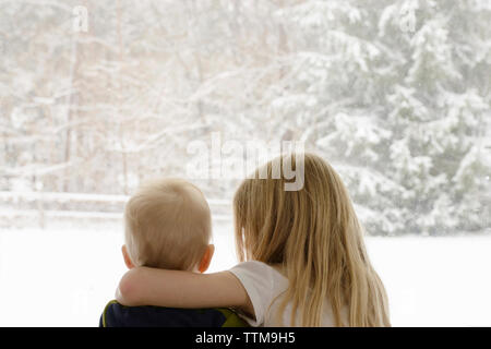 Ansicht der Rückseite des Geschwister durch die Fenster im Winter Stockfoto