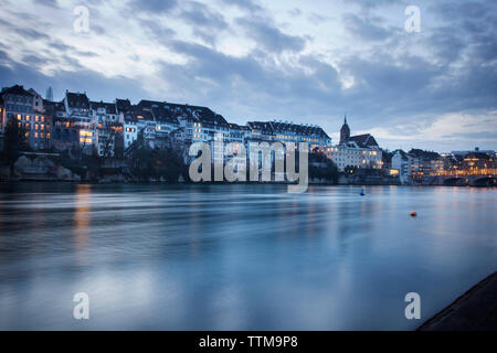 Rhein in Basel, Schweiz in der Dämmerung Stockfoto