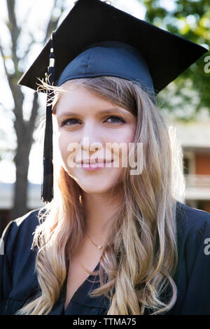 Porträt der lächelnde Frau an der Staffelung Kleid Stockfoto