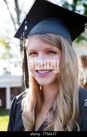 Nahaufnahme der fröhliche Frau an der Staffelung Kleid Stockfoto