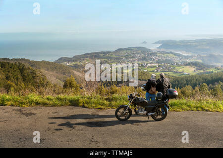 Senior Paar, Bergblick, während mit dem Motorrad auf der Straße Stockfoto