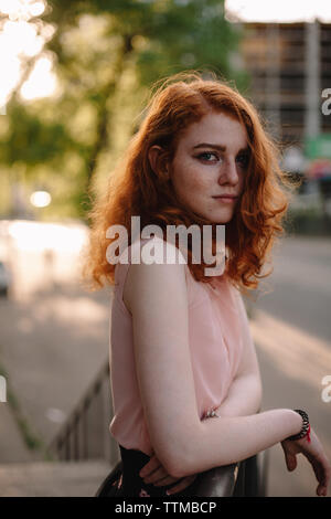 Portrait der junge rothaarige Frau mit Sommersprossen Stockfoto