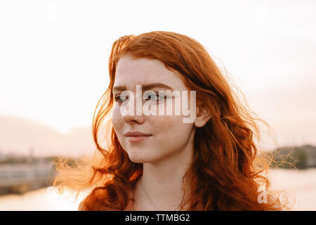 Nahaufnahme, Porträt der jungen Frau mit roten Haaren und Sommersprossen Stockfoto