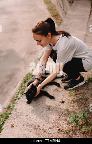 Junge Frau mit Katze im Freien Stockfoto