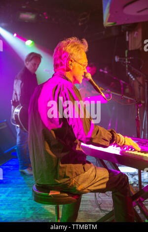 USA, Colorado, Aspen, Portrait von Gerry Beckley der Band Amerika singen auf der Bühne am Bauch bis in die Innenstadt von Aspen Stockfoto