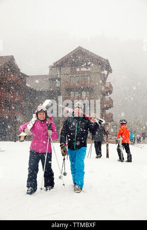 USA, Colorado, Aspen, Skifahrer in die Highlands Mountain Base Spaziergang im Schnee, Highlands Skigebiet Stockfoto