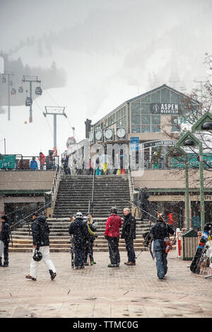 USA, Colorado, Aspen, Skifahrer sammeln am Fuße des Aspen Mountain, Aspen Ski Resort, Ajax Stockfoto