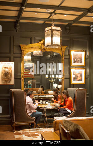 USA, Colorado, Aspen, ein Paar frühstückt in der Living Room Lounge, dem Jerome Hotel Stockfoto