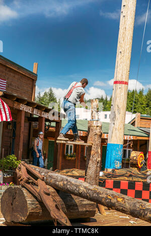 USA, Alaska, Ketchikan, ein Mann konkurriert, um zu sehen, wie schnell er Hacken kann einem Baumstumpf während der Great Alaskan Holzfäller Show Stockfoto