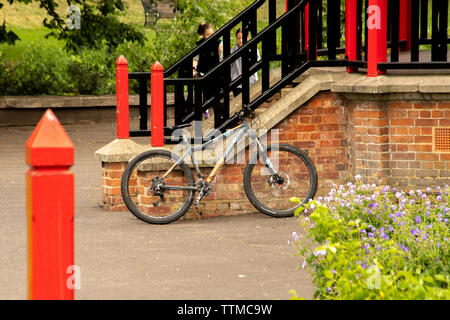 Fahrrad links lehnte sich gegen die Band stand Stockfoto
