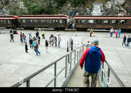USA, Alaska, Sitka, aussteigen den Zug nach dem Reiten durch White Pass & Yukon Route Railroad von der Stadt Sitka oben und in Kanada Stockfoto