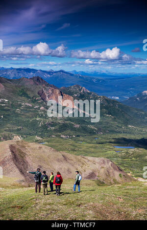 USA, Alaska, Denali, Denali Nationalpark, Personen erkunden rund um die alaskische backcountry mit erfahrenen lokalen Naturforscher Jeffery Ottners während Stockfoto