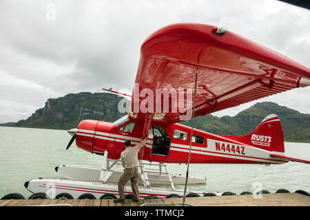 USA, Alaska, Redoute Bay, Big River Lake, Ankunft auf dem Wasserflugzeug zu Redoubt Bay Lodge Stockfoto