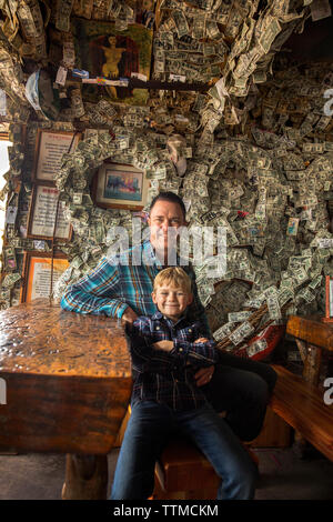 USA, Alaska, Homer, China Poot Bay, die Kachemak Bucht, Innenseite der Salty Dog Saloon auf Homer Spit Stockfoto