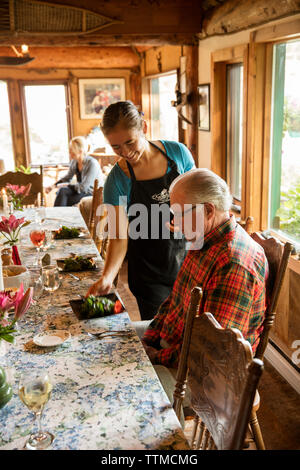 USA, Alaska, Homer, China Poot Bay, die Kachemak Bucht, Abendessen in der Kachemak Bay Wilderness Lodge serviert wird Stockfoto