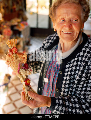 Österreich, Frauenkirchen, Magdalena Horvath auf Ihrem Hof stehen verkauft Weizen und getrockneten Blumen, Burgenland Stockfoto