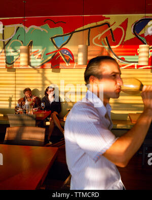 Österreich, Neusiedl am See, Inhaber Bernd Karolyi an der Mole West Cafe und Bar Restaurant, Burgenland Stockfoto