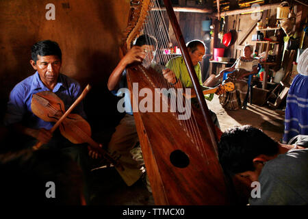 BELIZE, Punta Gorda, Toledo District, eine Gruppe von Musiker spielen in der Maya Dorf von San Jose, Morning Star-Gruppe Stockfoto