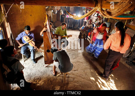 BELIZE, Punta Gorda, Toledo District, eine Gruppe von Musiker spielen in der Maya Dorf von San Jose, Morning Star-Gruppe Stockfoto