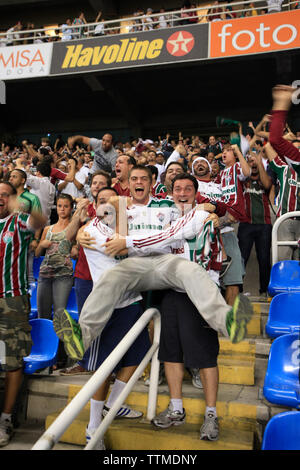 Brasilien, Rio de Janiero, Fans jubeln und innerhalb von Joao Havelange oder Engenhao Stadium, Flumanense vs Gremio feiern Stockfoto