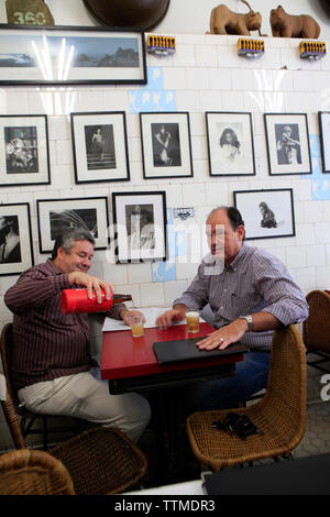 Brasilien, Rio de Janiero, Santa Theresa, zwei Herren haben das Mittagessen in der Bar do Mineiro Stockfoto